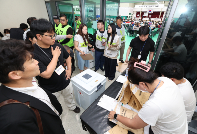제9회 전국동시지방선거일인 3일 제주 서귀포시 남원읍 공천포전지훈련센터 다목적체육관에 마련된 서귀포시선관위 개표소에 투표함이 속속 도착하고 있다. 연합뉴스
