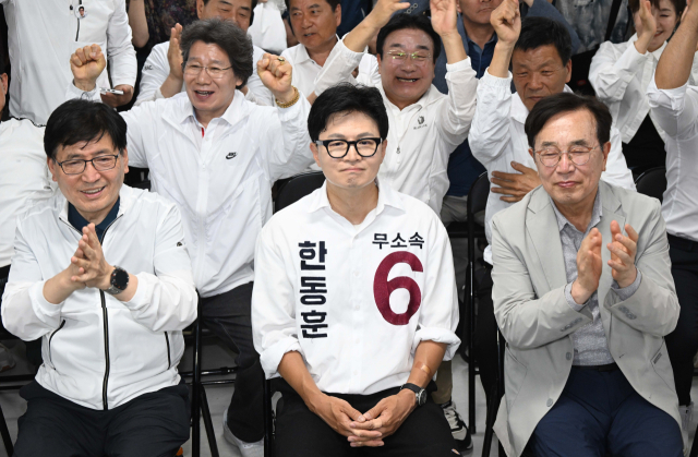무소속 한동훈 부산 북갑 국회의원 보궐선거 후보가 3일 부산 북구 선거사무소에서 방송사 출구조사 결과를 지켜보고 있다. 김종진 기자 kjj1761@