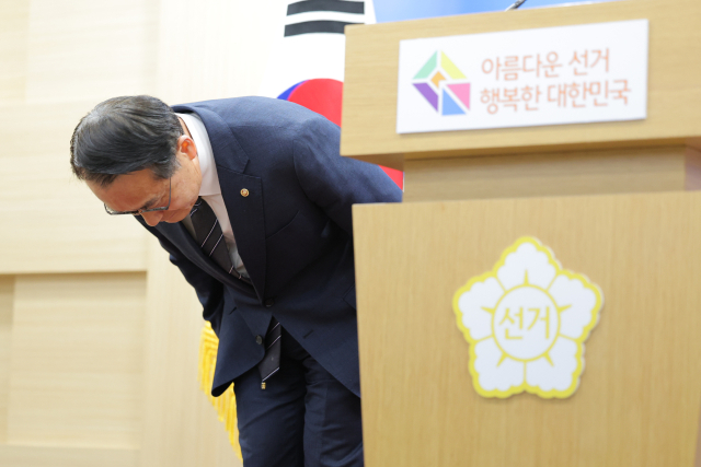 허철훈 중앙선거관리위원회 사무총장이 6·3 지방선거 본투표일인 3일 경기 과천 중앙선관위에서 투표용지 부족 사태 관련 대국민 사과를 하고 있다. 연합뉴스