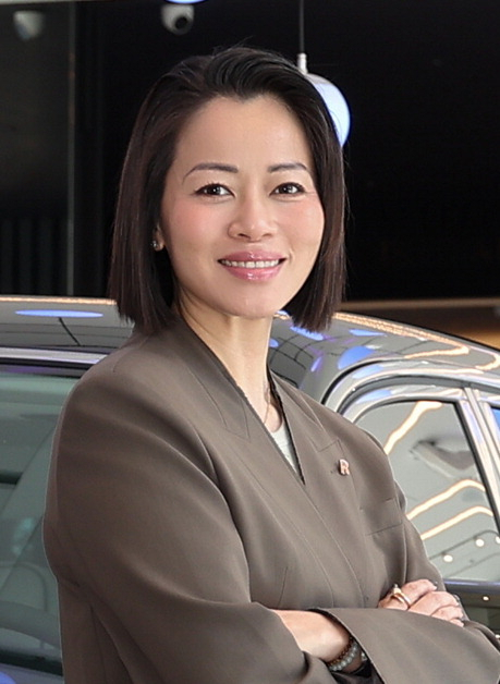 롤스로이스모터카 아이린 니케인 아시아·태평양 지역총괄과 롤스로이스모터카 부산 쇼룸 입구(작은 사진). 롤스로이스모터카 제공