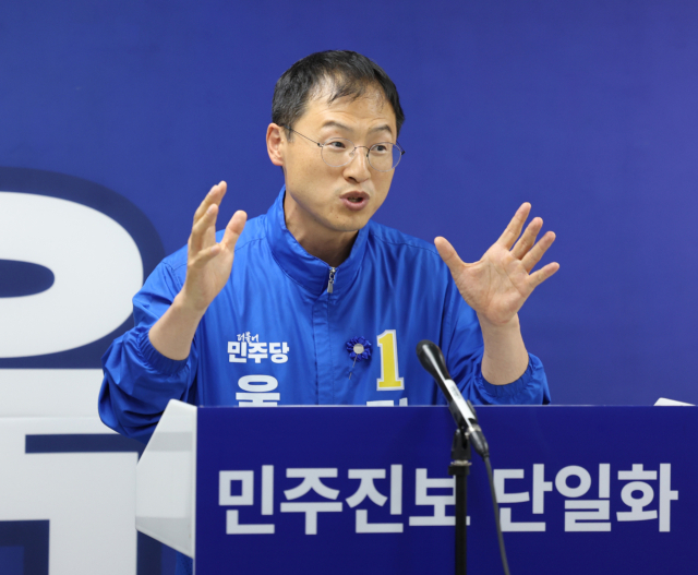 더불어민주당 김상욱 울산시장 후보가 27일 오후 울산시 남구 자신의 선거사무소에서 기자회견을 열고 진보당과의 단일화 관련 입장을 밝히고 있다. 연합뉴스