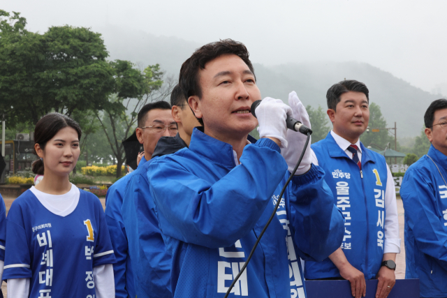6·3 지방선거와 국회의원 재보궐선거 공식 선거운동 첫날인 21일 오전 울산 중구 태화강국가정원 만남의광장에서 진행된 더불어민주당 출정식에서 전태진 울산남구갑 국회의원 후보가 지지를 호소하고 있다. 연합뉴스