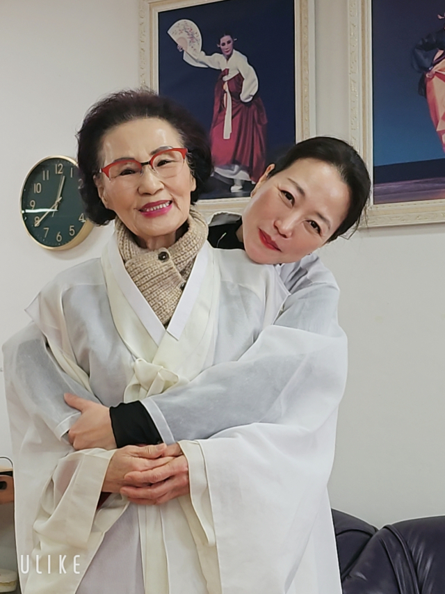 김온경(왼쪽) 선생과 강주미 춤꾼. 강주미 제공