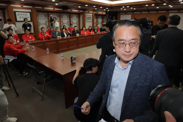 허철훈 중앙선거관리위원회 사무총장이 6·3 지방선거 본투표일인 3일 경기 과천 중앙선관위에서 투표용지 부족 사태 관련 국민의힘 장동혁 상임선거대책위원장의 노태악 위원장과의 면담 요구를 받은 뒤 이동하고 있다. 연합뉴스