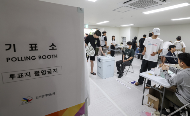 3일 부산 부산진구 양정자이더샵에스케이뷰 2단지에 마련된 양정2동 제4투표소를 찾은 시민들이 투표를 하고 있다. 김종진 기자 kjj1761@