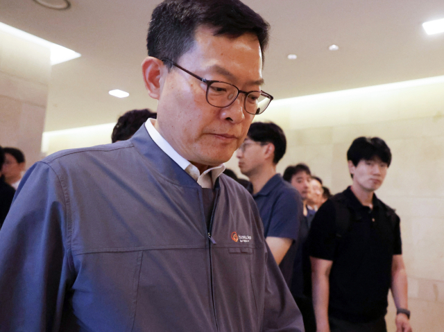 3일 손재일 한화에어로스페이스 대표가 장례식장에서 유가족들을 만난 뒤 나가고 있다. 연합뉴스