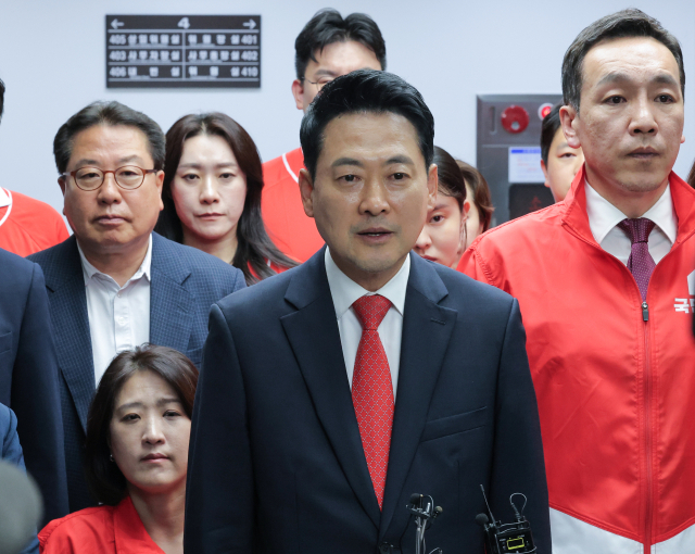 국민의힘 장동혁 상임선거대책위원장이 6·3 지방선거 본투표일인 3일 투표용지 부족 사태와 관련해 경기 과천 중앙선거관리위원회에서 노태악 위원장과의 면담을 마친 뒤 취재진 앞에서 브리핑하고 있다. 연합뉴스