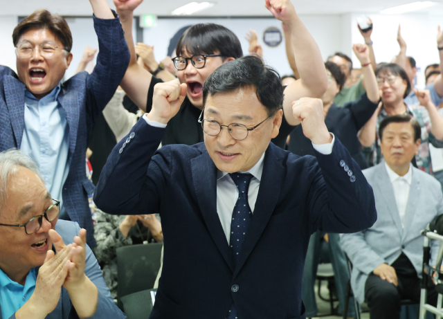 제9회 전국동시지방선거가 치러진 3일 정근식 서울시 교육감 후보가 서울 종로구 본인의 선거 사무실에서 투표 출구조사 결과 방송을 시청하며 지지자들과 기뻐하고 있다. 연합뉴스
