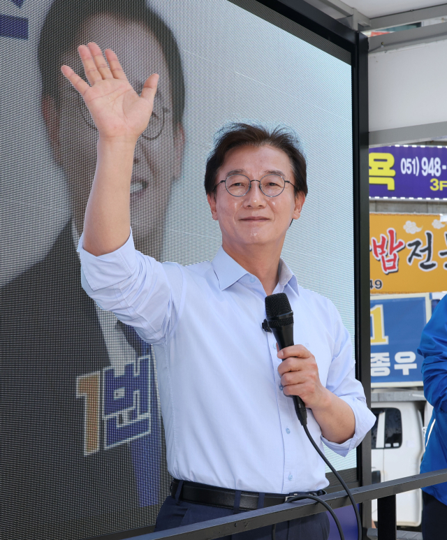 더불어민주당 전재수 부산시장 후보가 지난 1일 부산 동구 범일동에서 지지를 호소하고 있다. 정종회 기자 jjh@