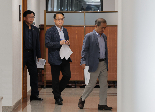 허철훈 중앙선거관리위원장이 4일 새벽 경기 과천 중앙선관위에서 열린 6·3 지방선거 투표소 용지 부족 관련 긴급 회의에 참석하고 있다. 연합뉴스