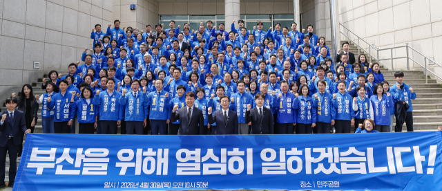 더불어민주당 전재수 부산시장 후보를 비롯해 6·3 지방선거에 출마한 민주당 후보들, 부산 북갑 국회의원 보궐선거에 출마한 하정우 전 청와대 AI 미래기획수석 등이 지난 4월 30일 부산 민주공원에서 참배를 마치고 기자회견을 열어 화이팅을 외치고 있다. 김종진 기자 kjj1761@
