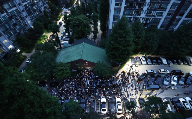 4일 제9회 전국동시지방선거 및 국회의원 재·보궐선거 투표용지 부족으로 투표 시간이 오후 10시까지 연장됐던 서울 송파구 잠실7동 제2투표소 앞에서 투표함 반출에 반대하는 시민들이 밤새 구호를 외치고 있다. 연합뉴스