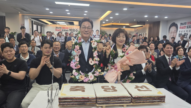 국민의힘 박완수 경남지사 후보가 제9회 전국동시지방선거에서 더불어민주당 김경수 후보를 제치고 당선이 확실시되자 꽃목걸이를 걸고 환호하고 있다. 강대한 기자