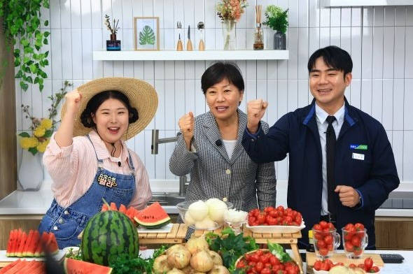 송미령 농림축산식품부 장관이 지난달 19일 전북 익산원예농협 온라인 스튜디오에서 진행된 라이브 커머스에 '일일 쇼호스트'로 참여해 양파를 판매하고 있다. 농식품부 제공