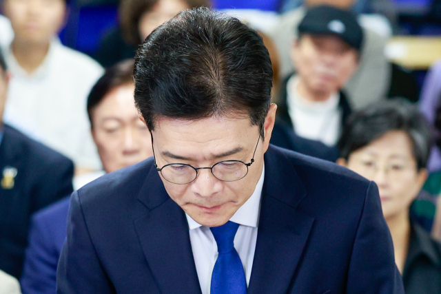 더불어민주당 정원오 서울시장 후보가 4일 서울 중구 세종대로 캠프에서 제9회 전국동시지방선거 관련 입장을 밝히며 고개 숙여 인사하고 있다. 연합뉴스