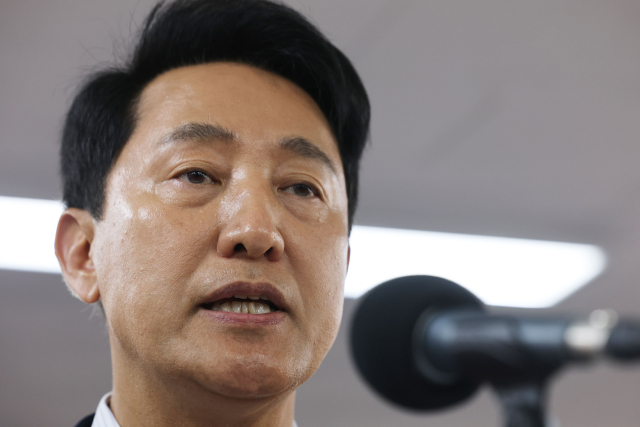국민의힘 오세훈 서울시장 후보가 제9회 전국동시지방선거일 다음날인 4일 서울 종로구 대왕빌딩에 마련된 선거사무소에서 발언하고 있다. 연합뉴스