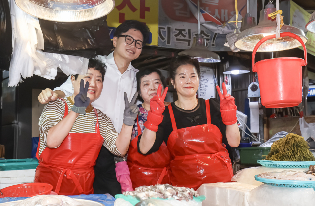 무소속 한동훈 부산 북갑 국회의원 보궐선거 당선인이 4일 부산 북구 구포시장에서 상인들과 시민들에게 감사 인사를 하고 있다. 김종진 기자 kjj1761@