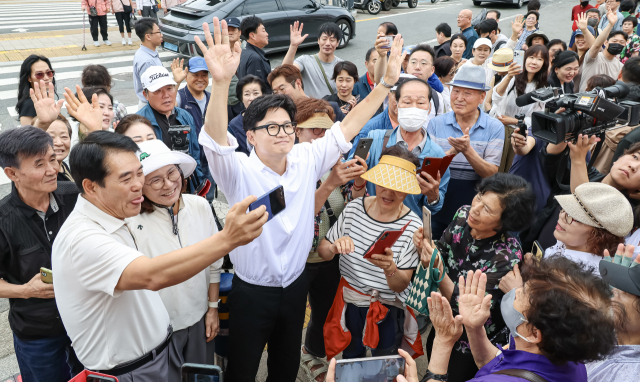 무소속 한동훈 부산 북갑 국회의원 보궐선거 당선인이 4일 부산 북구 구포시장에서 상인들과 시민들에게 감사 인사를 하고 있다. 김종진 기자 kjj1761@