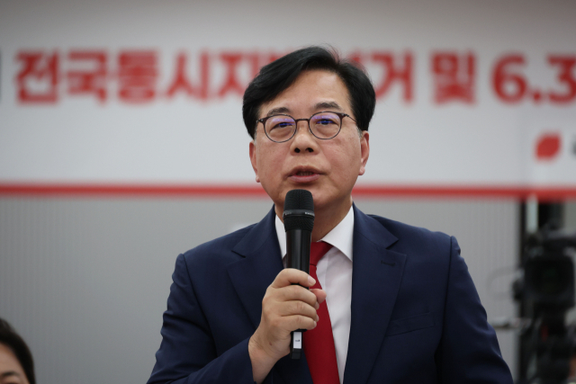 국민의힘 송언석 공동선거대책위원장이 3일 여의도 중앙당사 개표상황실에서 투표용지 부족 사태와 관련한 긴급 기자간담회를 열고 '서울 선거 연기'와 '개표 중단'을 요구하고 있다. 연합뉴스