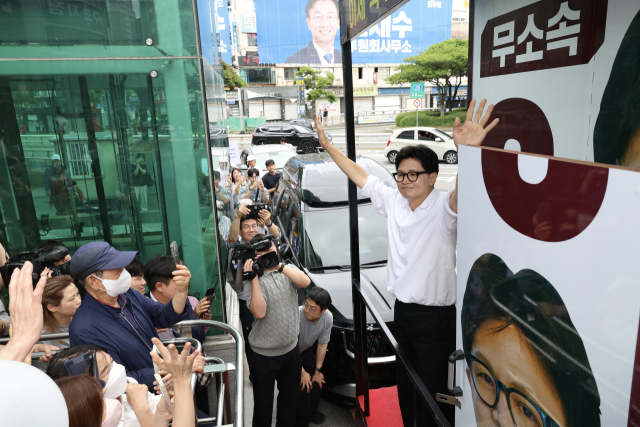 한동훈 부산 북구갑 국회의원 보궐선거 당선인이 4일 부산 북구 자신의 선거사무소 앞에 모인 지지자들에게 감사인사를 하고 있다. 김종진 기자 kjj1761@