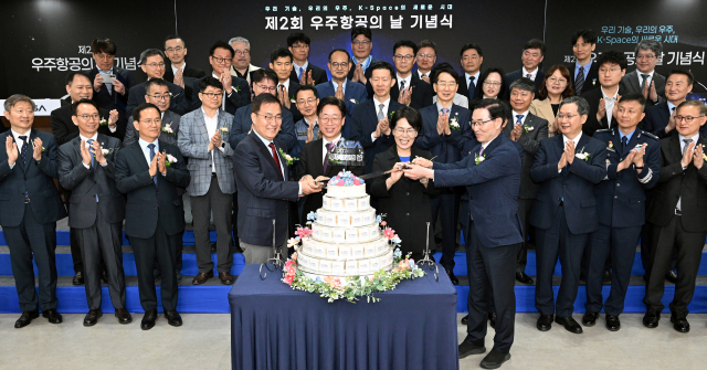 5월 27일 경남 사천 우주항공청사에서 열린 '제2회 우주항공의 날 기념식'에서 오태석 우주항공청장(앞줄 왼쪽 두 번째)을 비롯한 참석자들이 기념 케이크를 자르고 있다. 연합뉴스