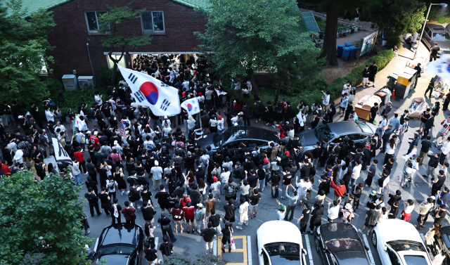 4일 투표용지 부족 사태가 발생한 서울 송파구 잠실7동 제2투표소 앞에서 투표함 반출에 반대하는 시민들이 구호를 외치고 있다. 연합뉴스