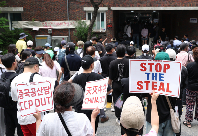 전날 9회 전국동시지방선거 및 국회의원 재·보궐선거 투표용지 부족으로 투표 시간이 오후 10시까지 연장됐던 서울 송파구 잠실7동 제2투표소 앞에서 4일 투표함 반출에 반대하는 시민들이 모여 있다. 연합뉴스