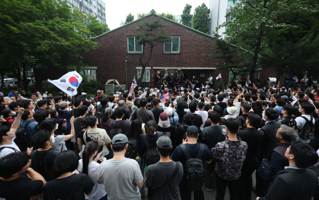 4일 제9회 전국동시지방선거 및 국회의원 재·보궐선거 투표용지 부족으로 투표 시간이 오후 10시까지 연장됐던 서울 송파구 잠실7동 제2투표소 앞에서 투표함 반출에 반대하는 시민들이 모여 구호를 외치고 있다. 연합뉴스