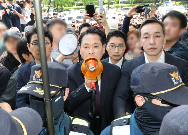국민의힘 장동혁 대표가 5일 잠실7동 투표함 개표가 진행되고 있는 서울 송파구 올림픽공원 핸드볼경기장에서 확성기들고 발언하고 있다. 연합뉴스