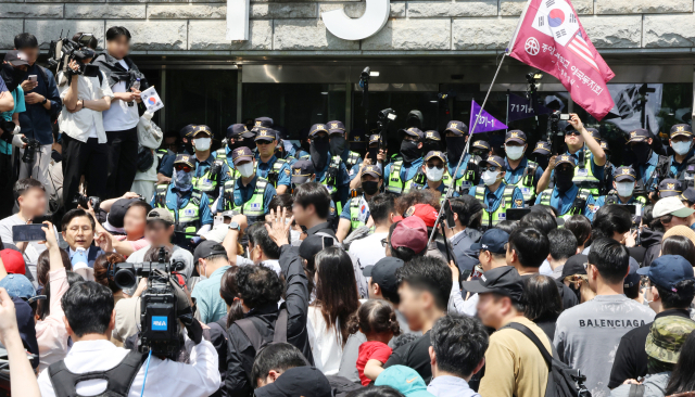 2박 3일 봉쇄 사태'가 발생한 서울 송파구 잠실7동 제2투표소에 대한 개표가 진행 중인 가운데, 부정선거를 주장하는 시위대가 5일 개표소인 올림픽공원 핸드볼경기장 앞에서 개표 중단을 요구하고 있다. 연합뉴스