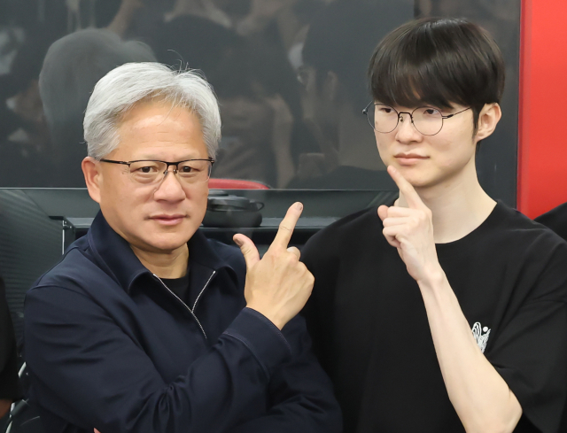 젠슨 황 엔비디아 최고경영자(CEO)가 5일 서울 마포구 'T1 베이스 캠프'를 방문, 페이커 이상혁 선수와 포즈를 취하고 있다. 연합뉴스