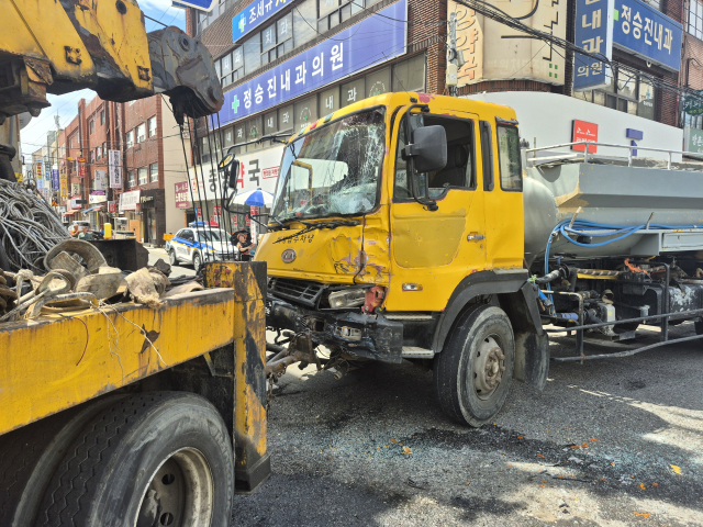 부산 사상구 한 도로에서 급수차량이 시내버스를 들이받아 보행자와 버스 탑승객 등 총 9명이 다쳤다. 부산소방재난본부 제공