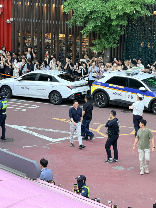 SK그룹 최태원 회장이 엔비디아 젠슨황 CEO와의 삼소(삼겹살·소주) 회동에 참석하기 위해 5일 서울 마포구 홍대입구 근처에 위치한 삼겹살 식당에 도착했다.