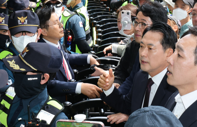 국민의힘 장동혁 대표가 5일 잠실7동 투표함 개표가 진행되고 있는 서울 송파구 올림픽공원 핸드볼경기장을 찾아 경찰과 대치하고 있다. 연합뉴스
