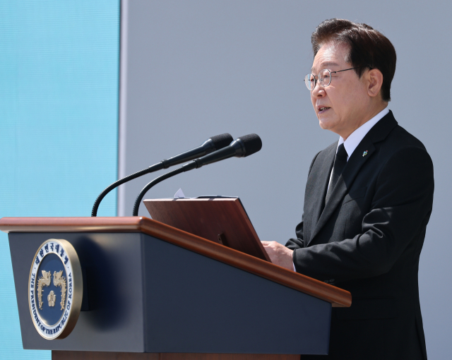이재명 대통령이 6일 서울 동작구 국립서울현충원에서 열린 제71회 현충일 추념식에서 추념사를 하고 있다. 연합뉴스