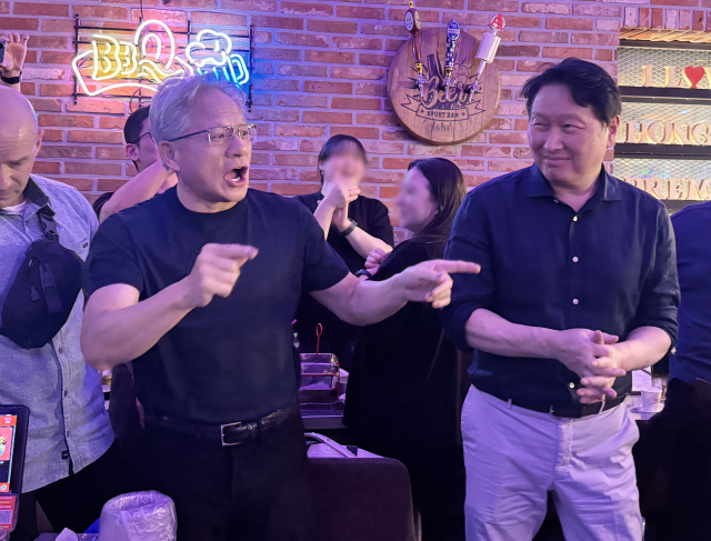 젠슨 황 엔비디아 최고경영자(CEO)가 5일 서울 마포구 비비큐(BBQ) 홍대입구점에서 최태원 SK그룹 회장, 구광모 LG그룹 회장, 이해진 네이버 의장 등과 대화하고 있다. 연합뉴스