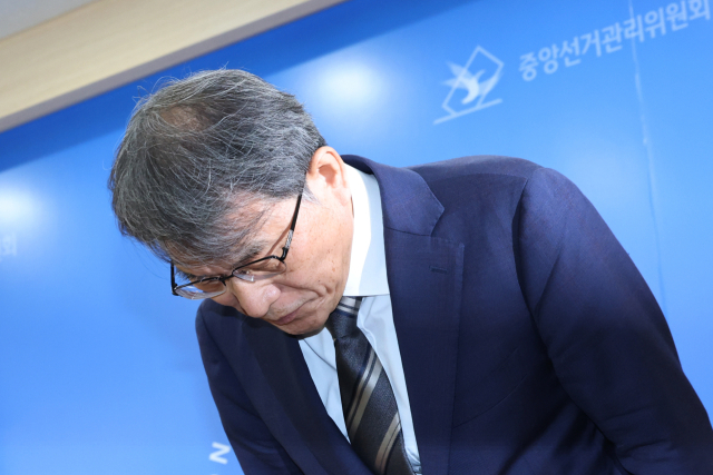 노태악 중앙선거관리위원장이 5일 경기도 과천 중앙선거관리위원회에서 투표용지 부족 사태에 대한 대국민 사과를 하고 있다. 연합뉴스
