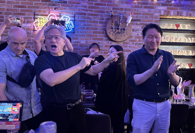 젠슨 황 엔비디아 최고경영자(CEO)가 5일 서울 마포구 BBQ 홍대입구점에서 최태원 SK그룹 회장, 구광모 LG그룹 회장, 이해진 네이버 의장 등과 대화하고 있다. 연합뉴스