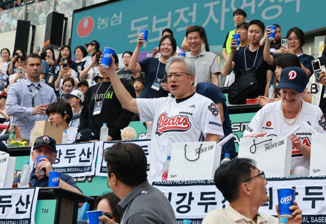 젠슨 황 엔비디아 최고경영자(CEO)가 7일 서울 잠실야구장에서 열린 2026 프로야구 KBO리그 키움 히어로즈와 두산 베어스의 경기에서 맥주를 마시며 경기를 관람하고 있다. 연합뉴스