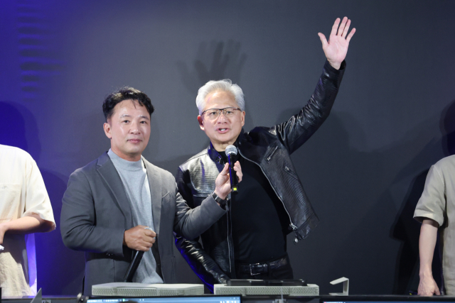 젠슨 황(오른쪽) 엔비디아 최고경영자(CEO)가 7일 서울 서초구 포털 PC방을 방문해 엔씨 김택진 대표와 단상에 올라 발언하고 있다. 연합뉴스