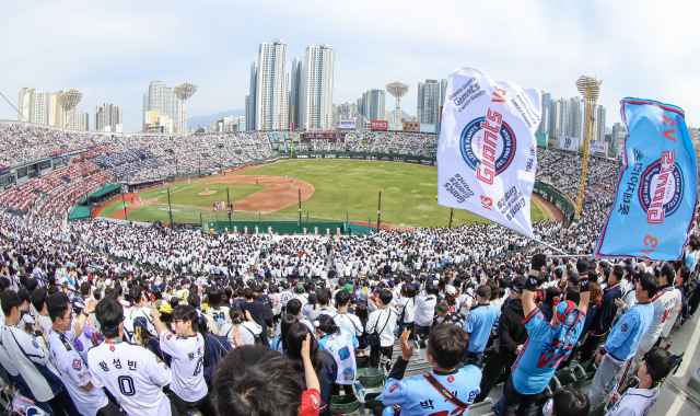 전재수 부산시장 당선인은 후보 시절 북항에 개폐형 돔구장 건설을 약속했다. 부산 사직구장에 만원 관중이 몰린 모습. 김종진 기자 kjj1761@