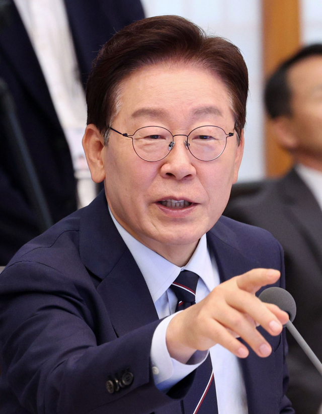 이재명 대통령이 2일 청와대에서 열린 국무회의 겸 비상경제점검회의에서 발언하고 있다. 연합뉴스