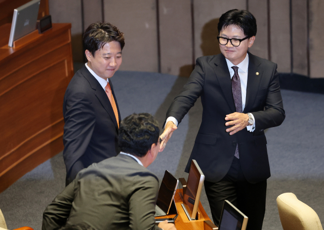 부산 북갑 국회의원 보궐선거에서 당선된 무소속 한동훈 의원(오른쪽)이 5일 국회에서 열린 '제436회 국회(임시회) 제1차 본회의'에 참석하고 있다. 한 의원 왼쪽은 개혁신당 이준석 대표. 연합뉴스