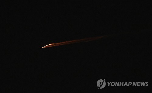 7일(현지시간) 이스라엘 겨냥해 발사되는 이란의 미사일. 연합뉴스