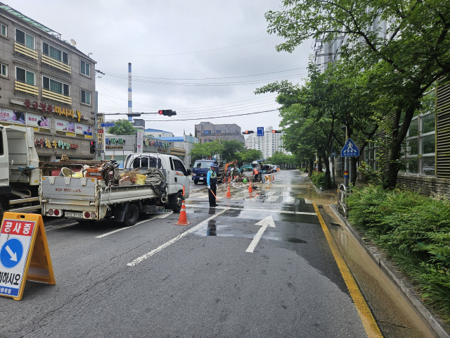 7일 오후 7시께 경남 진주시 진양호로 배수관로에서 누수가 발생해 8일 오전부터 복구 공사가 진행 중이다. 독자 제공
