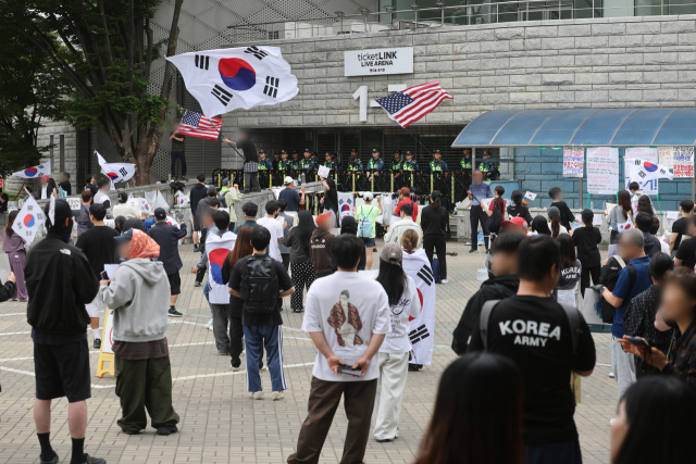 6·3 지방선거 투표용지 부족 사태를 규탄하며 재선거를 요구하는 '잠실 개표소 봉쇄 시위'가 계속되고 있는 8일 서울 송파구 올림픽공원 핸드볼경기장 출입구 앞에서 참가자들이 구호를 외치고 있다. 연합뉴스