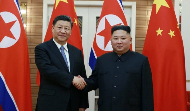 사진은 지난 2019년 6월 20일 평양을 방문한 시진핑 중국 국가주석이 북중정상회담에 앞서 김정은 북한 국무위원장과 악수하는 모습. 연합뉴스