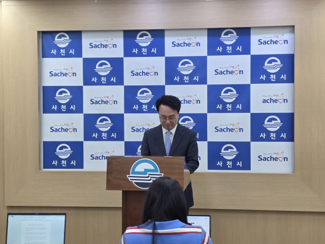 박동식 사천시장 당선인이 8일 열린 기자회견에서 별세한 모친 이야기를 하며 고개를 숙인 채 잠시 말을 잊지 못하고 있다. 김현우 기자