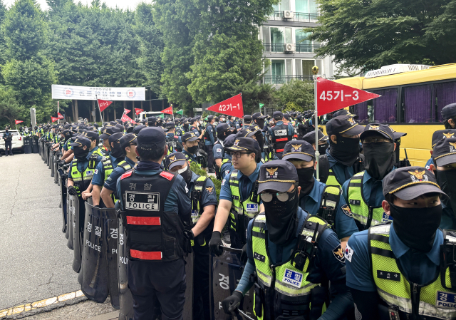 5일 서울 송파구 잠실7동 2투표소 인근에서 투표함 이송과 시위대 해산을 위해 경찰 기동대가 투입돼 있다. 연합뉴스
