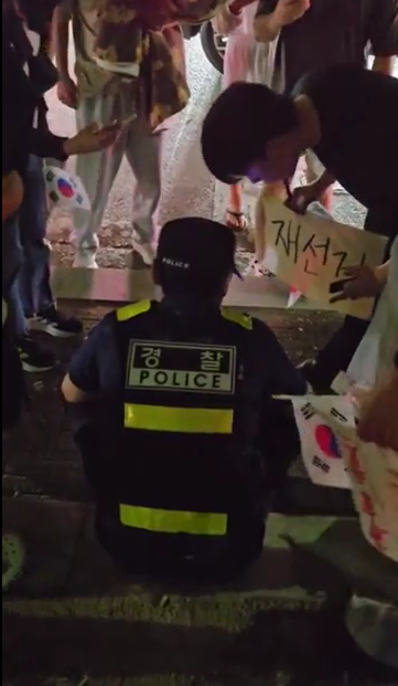경찰 둘러싸고 조롱하는 시위대 모습. 인터넷 커뮤니티 캡처